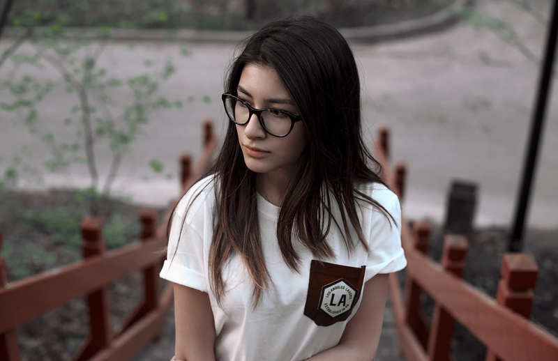 hair, long hair, beautiful woman, t, 720P, selective, glasses, uniform, looking, young women, casual clothing, focus, beauty, maroon, women with glasses