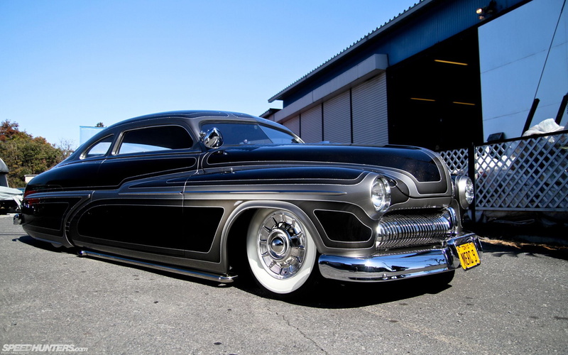 silver colored, clear sky, clasico, building exterior, vintage car, transportation, stationary, no people, motor vehicle, land vehicle, sky, metal, built structure