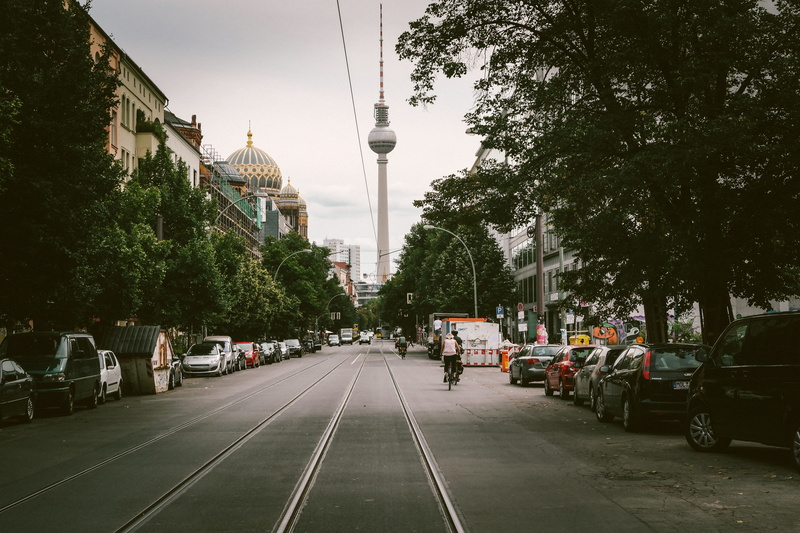 fernsehturm, 5K, tower, cars, the way forward, calle, bicicleta, direction, travel, land vehicle, city street, coches, spire, bicycle, berlin, plant, car