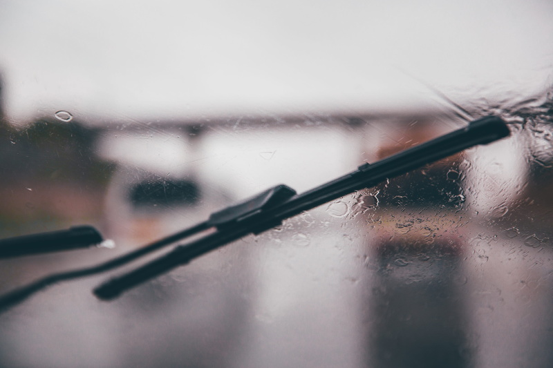 shallow, focus, selective focus, raining, land vehicle, vehicle, focus on foreground, close-up, rain, windscreen, transparent, 5K, window, nature, glass - material