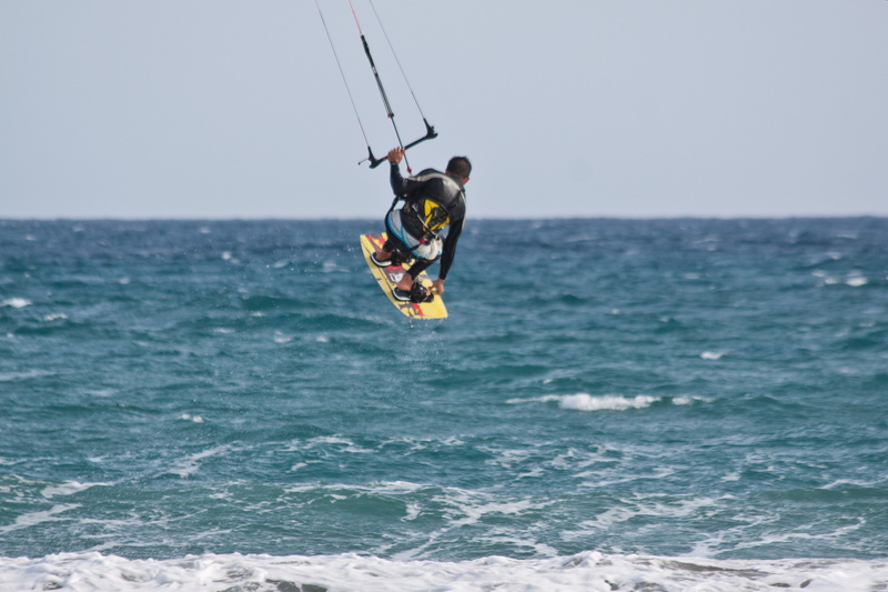 windsurfing, windscreen, jump, sea, nature, safety harness, kiteboarding, kite surfing, sky, drag, one arm, wakeboarding, surfing with wind drive, forward movement