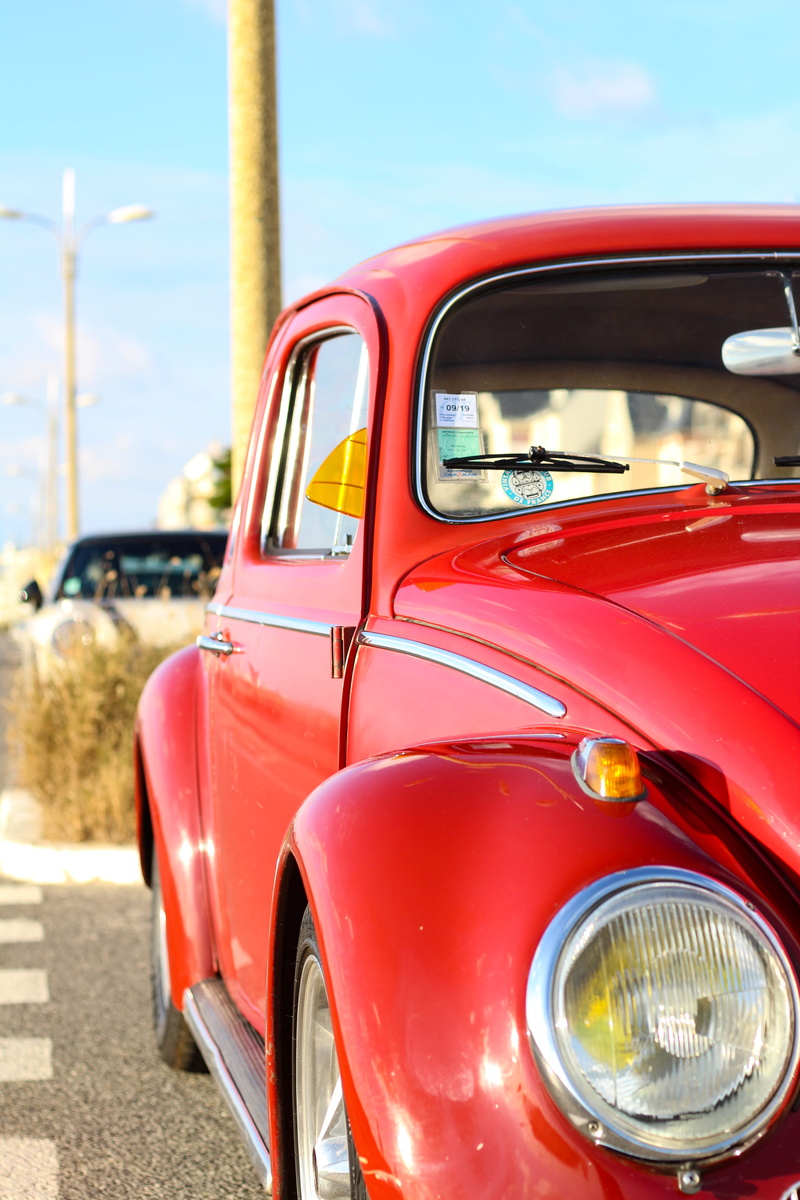 beetle, outdoors, built structure, transportation, mode of transportation, windscreen, sunlight, vehicle, car, 5K, retro styled, architecture, no people