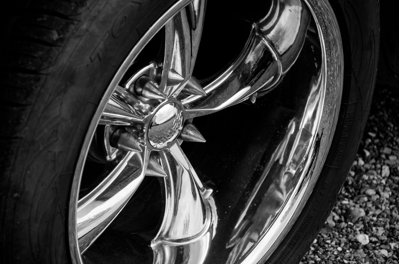 service, vintage car, outdoors, retro styled, high angle view, Rims, transportation, alloy, mode of transportation, land vehicle, black, round, maintenance
