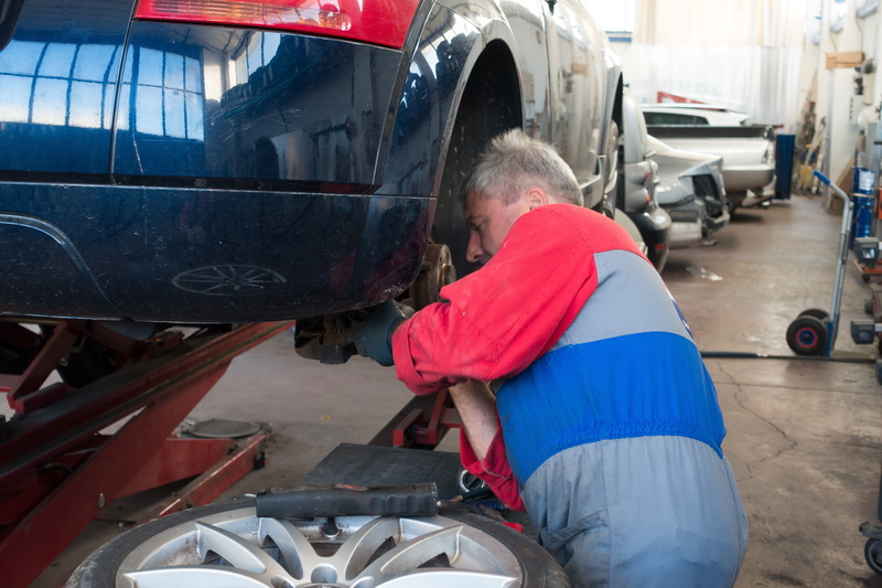 help, man of the fold, repairing, auto repair, master, mechanic, lift, men, responsibility, 5K, expert, auto mechanic, professional, males, specialist