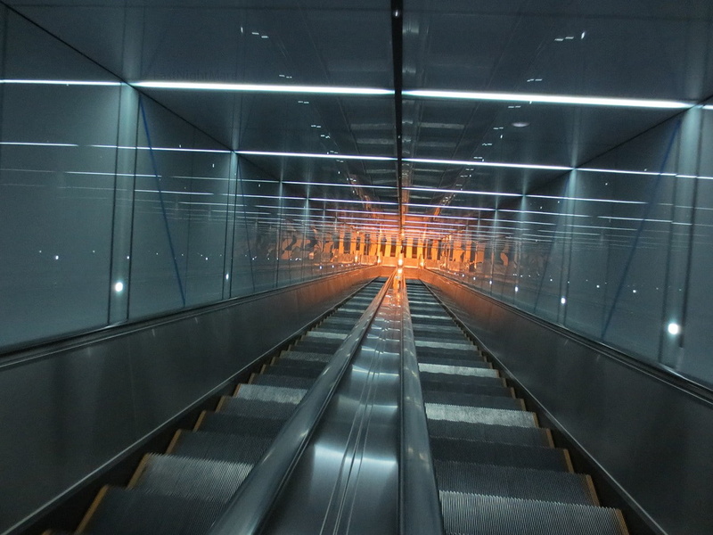 moving walkway, empty, transportation, vanishing point, escalator, diminishing perspective, connection, architecture, the way forward, 720P, railing, illuminated