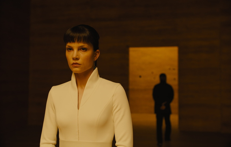 front view, adult, young adult, businesswoman, lifestyles, focus on foreground, women, movies, business person, looking at camera, business, 1080P, Blade Runner 2049