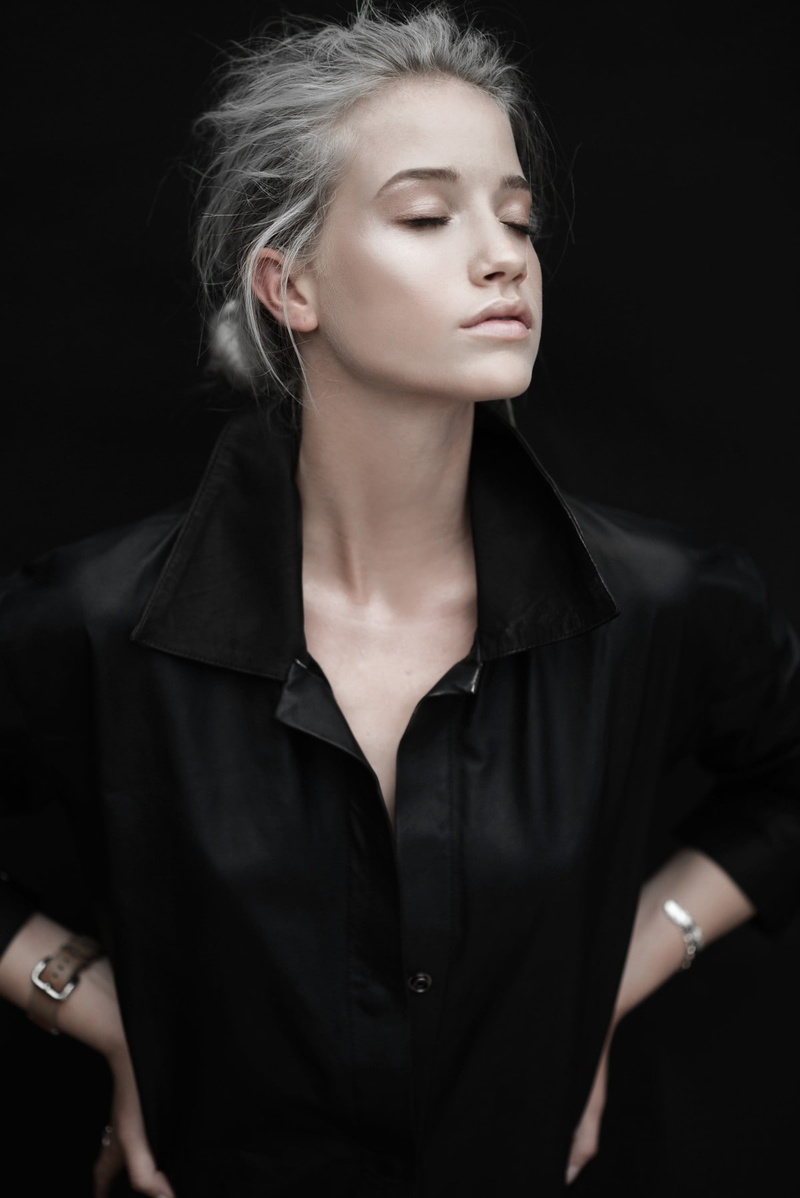 720P, Hannah Waites, model, airbrushed, women, platinum blonde, black tops