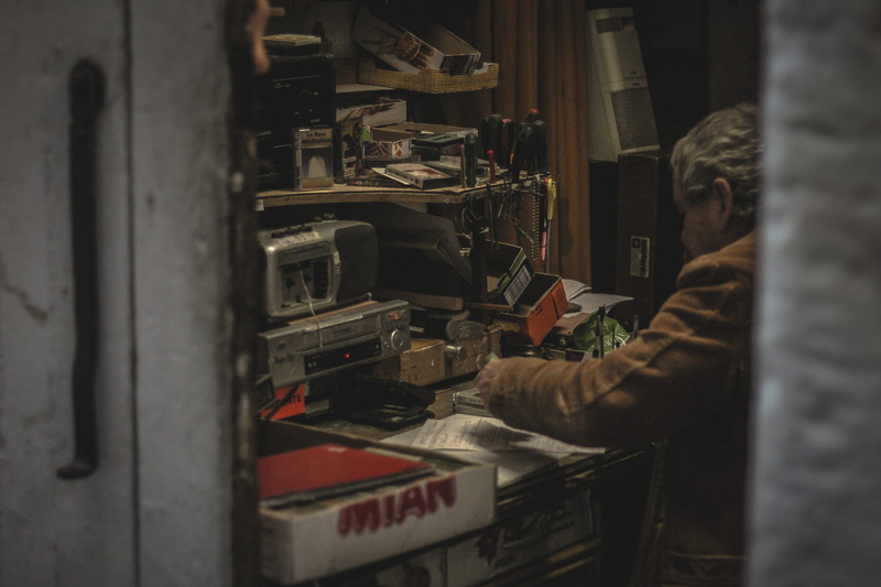 standing, occupation, 1080P, tools, machinery, lifestyles, shelf, technology, business, man, electronics, selective focus, workshop, boombox, wear, real people