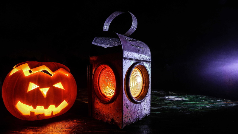 1080P, anthropomorphic, arts culture and entertainment, jack o lantern, illuminated, indoors, studio shot, lighting equipment, 3d, signal, close-up, food