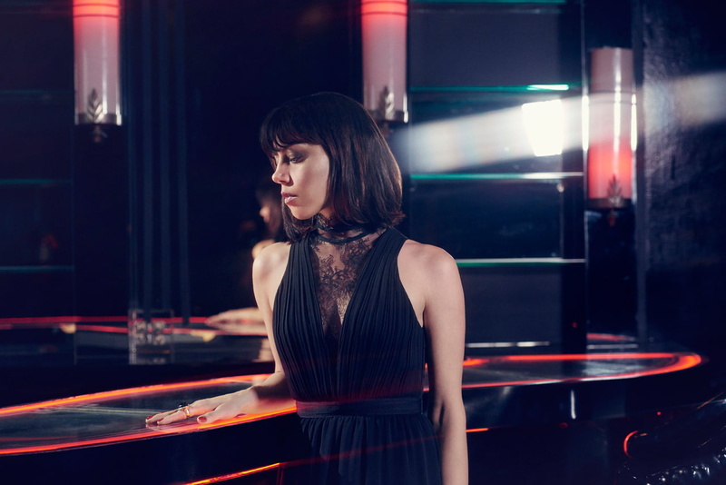 one person, adult, women, indoors, young adult, beautiful woman, Aubrey Plaza, nightlife, bar - drink establishment, beauty, hairstyle, waist up, leisure activity