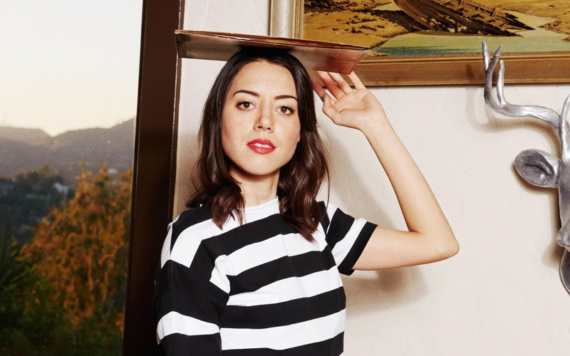 one person, lifestyles, young women, front view, hairstyle, standing, striped, women, beautiful woman, Aubrey Plaza, red lipstick, model, portrait, real people