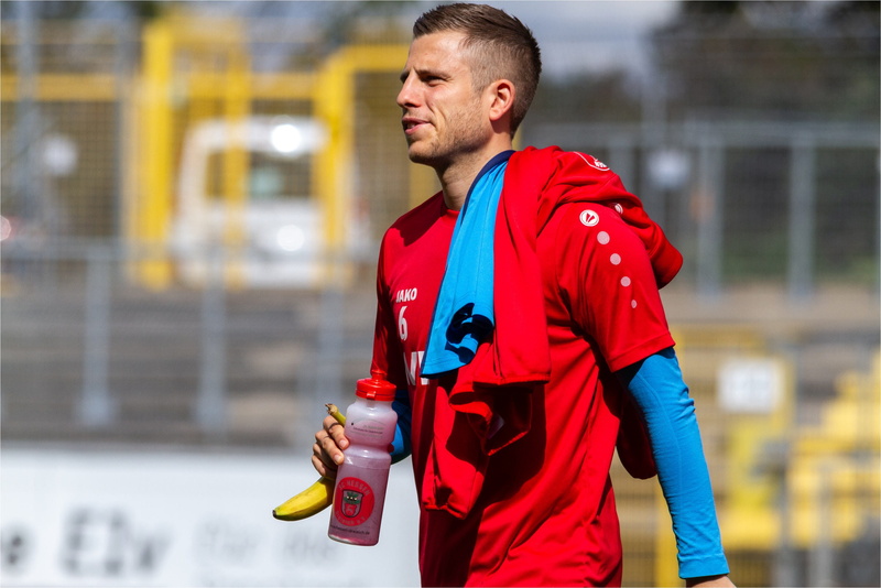 play, stadium, outdoors, casual clothing, red, architecture, arena, one person, sports clothing, standing, brown hair, men, hairstyle, daniel henrich hessen dreieich