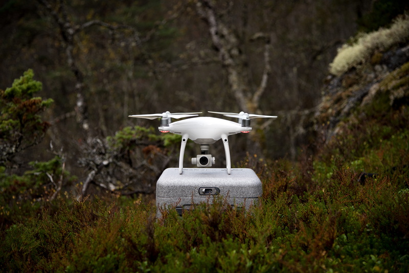 phantom, outdoors, white, gray, color, close-up, futuristic, nature, colorful, 5K, blinking, technology, communication, bäume, land, dji, tree, shooting