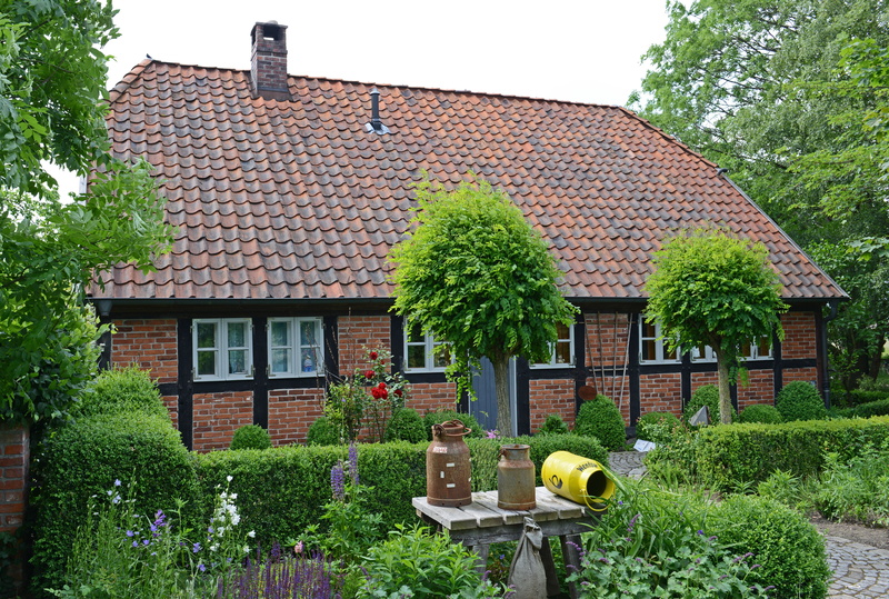 front or back yard, barrien, grass, 5K, historic, plant, green color, lawn, roof tile, antique, nature, building, no people, growth, hahnenfelder weg