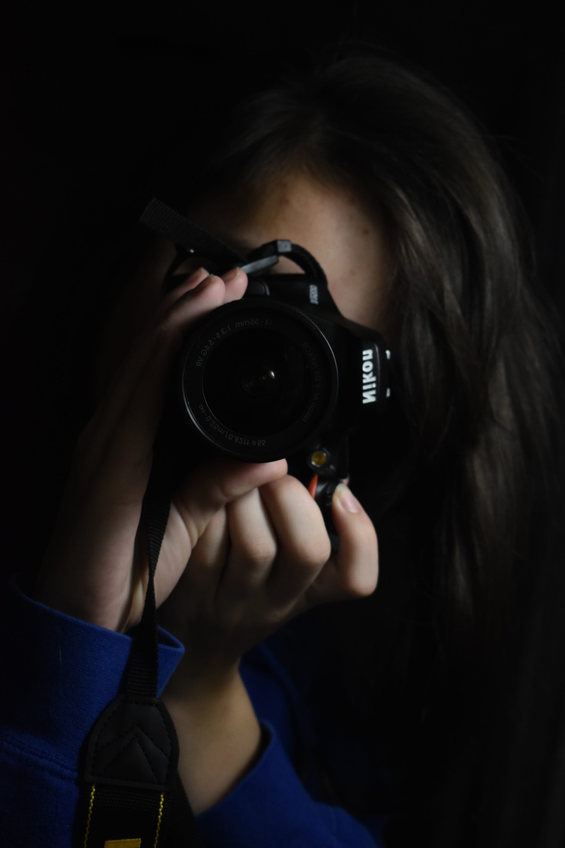 camera - photographic equipment, hairstyle, beautiful, photography themes, technology, real people, 5K, digital camera, digital single-lens reflex camera