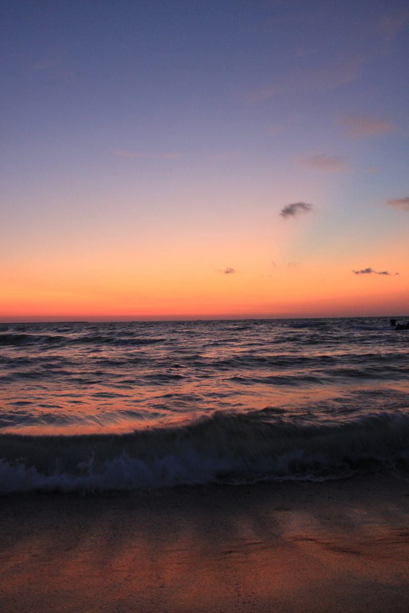 orange color, wave, tranquility, no people, sunrise, horizon over water, waves, horizon, morning, beauty in nature, water, sky, before, sunset, blue, 4K