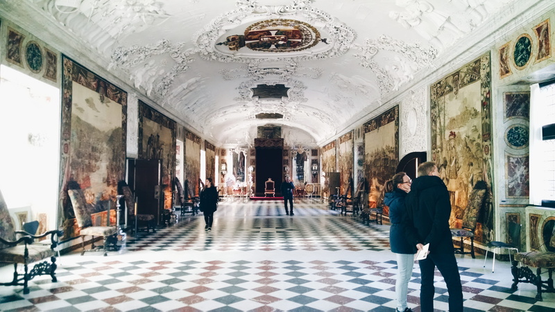 men, architectural column, rosenborg, women, tile, tiled floor, day, pattern, indoors, building, design, real people, dinamarca, lifestyles, mobile, flooring