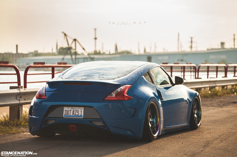 370Z, sky, motor vehicle, sunlight, land vehicle, architecture, focus on foreground, transportation, wealth, retro styled, street, luxury, 720P, built structure