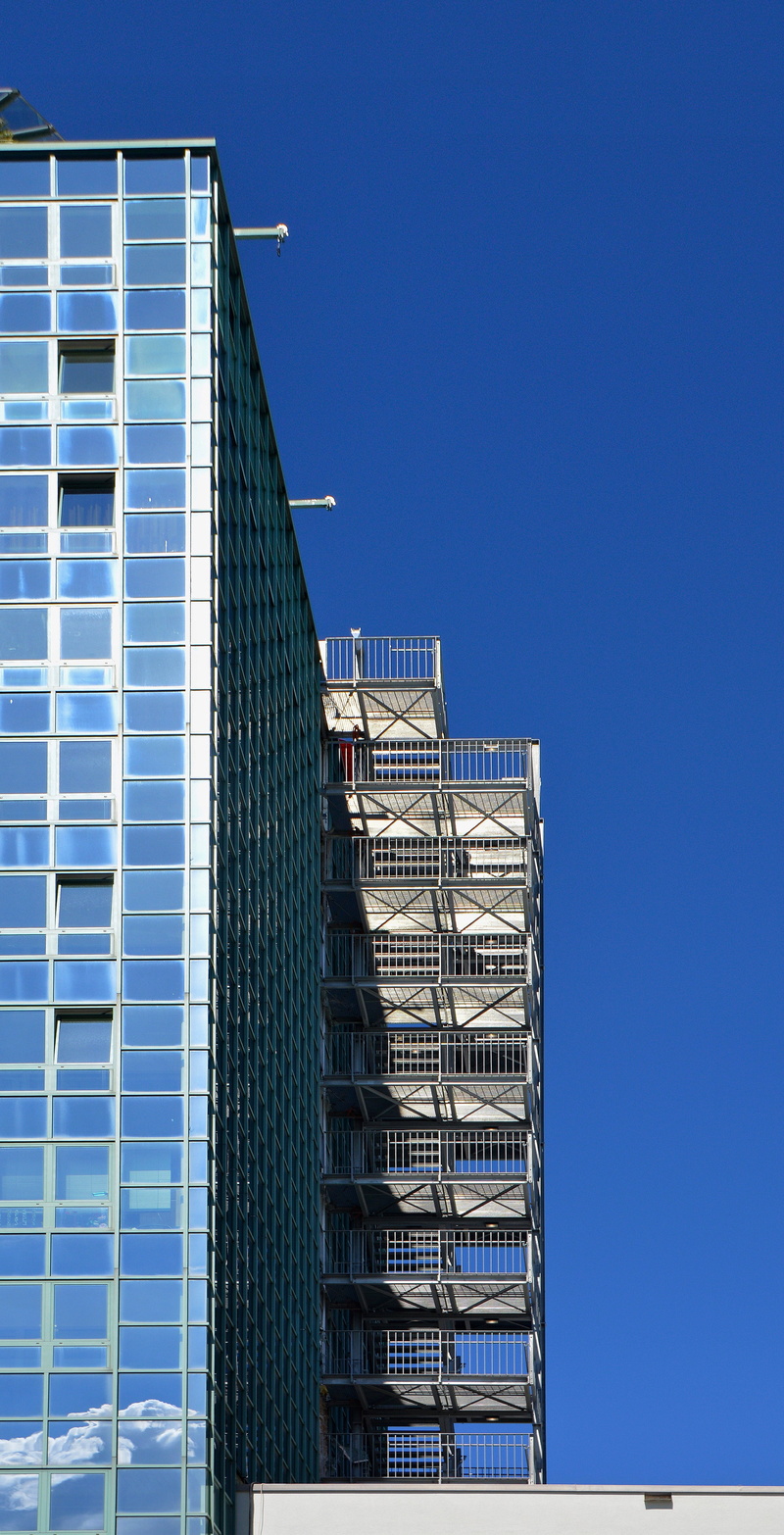 stairs, outdoors, architecture And Buildings, building Exterior, hotel, clear sky, blue, tall - high, office Building, construction Industry, architecture detail