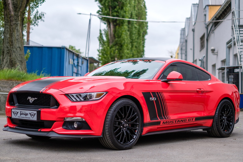 technology, speed, stationary, presentation, Mustang, city, drive, street, business, transport, motor vehicle, style, sport, day, mode of transport, architecture