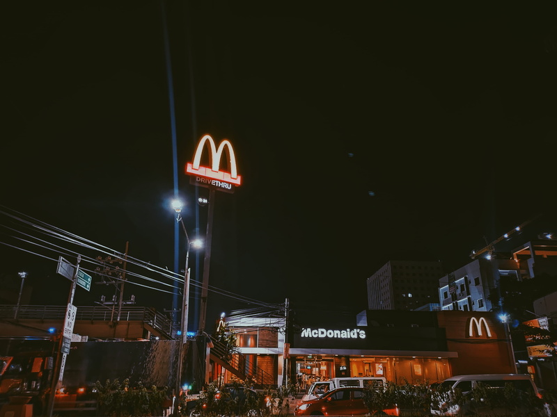 text, mcdonalds, city life, 2K, building, night photography, sign, city, store, nature, evening, road, time, lights, low angle view, environment, transportation