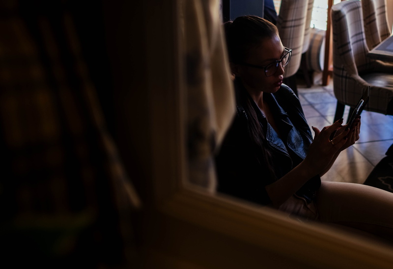 smartphone, mirror, selective focus, reflection, indoor, one person, 4K, mid adult, indoors, men, restaurant, lady, phone, technology, side view, on phone