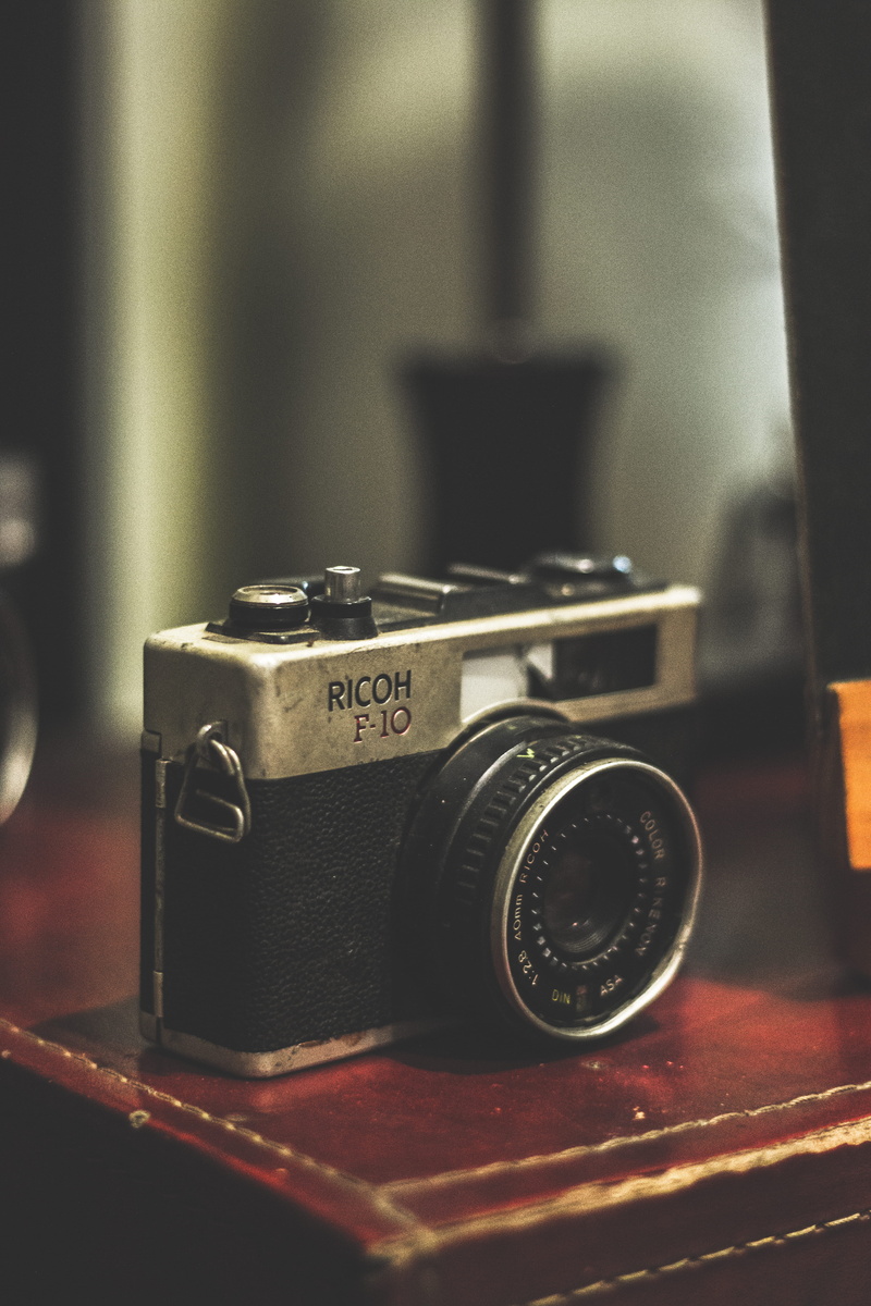 photographing, photograph, photography themes, old, retro styled, photographic equipment, ricoh f-10, indonesian cafe, close-up, table, metal, equipment