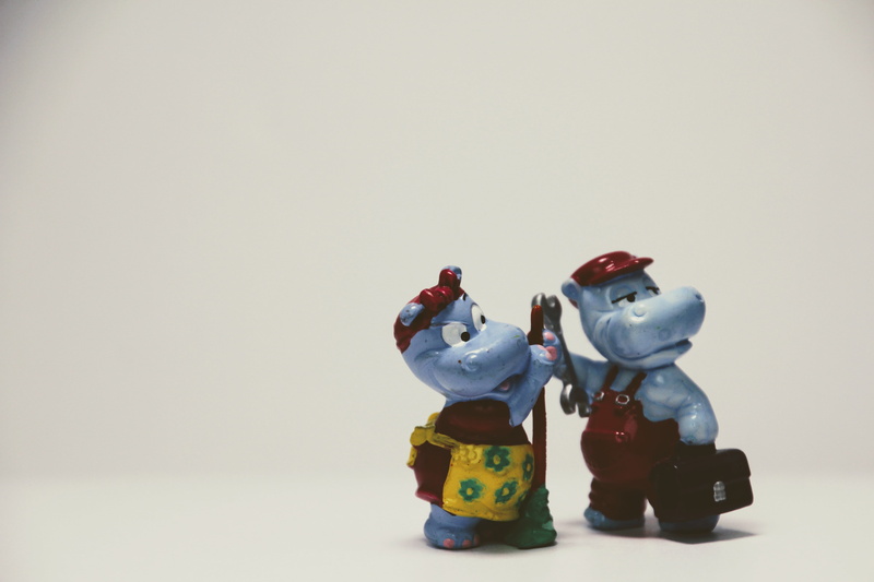 5K, happy hippo, tool kit, standing, figurine, cut out, gray background, suitcase, indoors, no people, representation, two people, überraschungseifigur