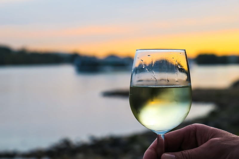real people, wine, atmosphere, white wine, benefit from, alcohol, finger, drink, sky, human hand, romantic, lighting, wineglass, 5K, one person, hand