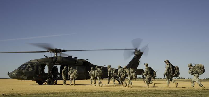 soldiers, weapons, helicopter, equipment, UH-60, landing, 5K, andquot;Black Hawkandquot;