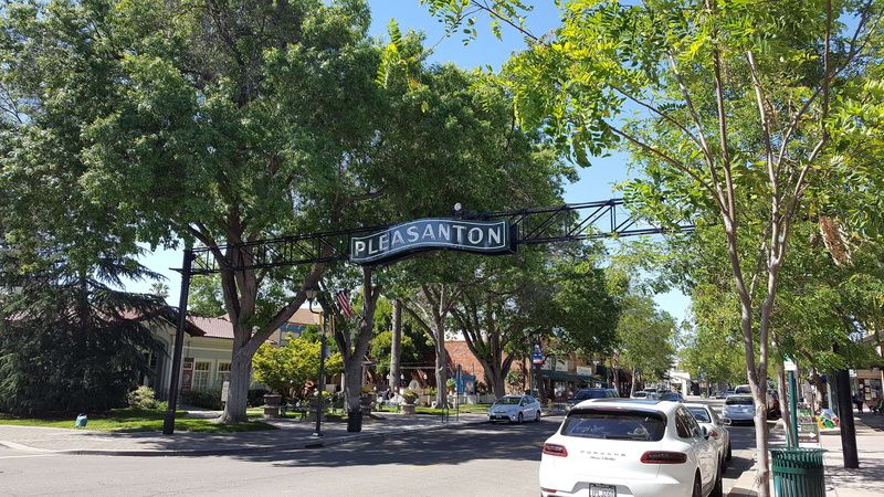 western script, plant, pleasanton, guidance, outdoors, 2K, text, building exterior, street, nature, motor vehicle, car, city, day, road, mode of transportation