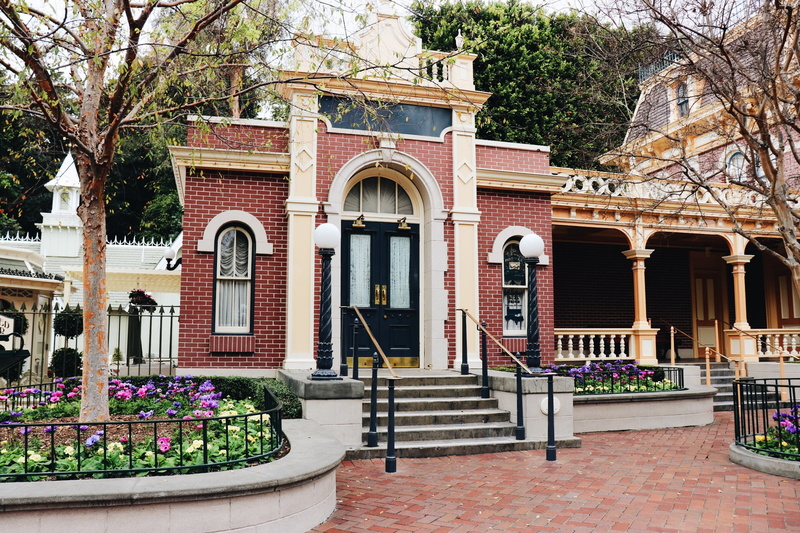 arch, entrance, architectural column, staircase, nature, tree, residential district, building, day, ornate, architecture, building exterior, main street