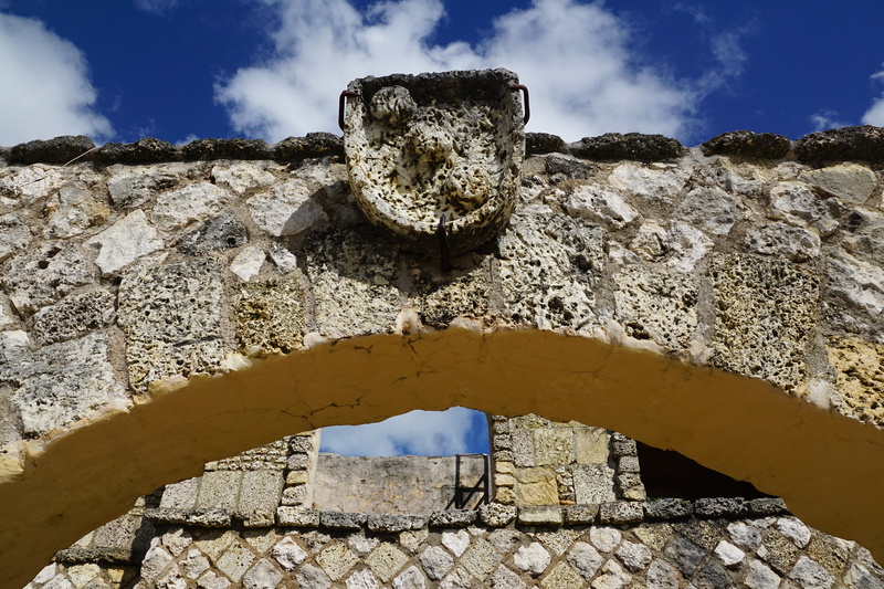arch, ancient civilization, ruined, sky, day, old, famous Place, caribbean, outdoors, built structure, deterioration, sunlight, low angle view, architecture
