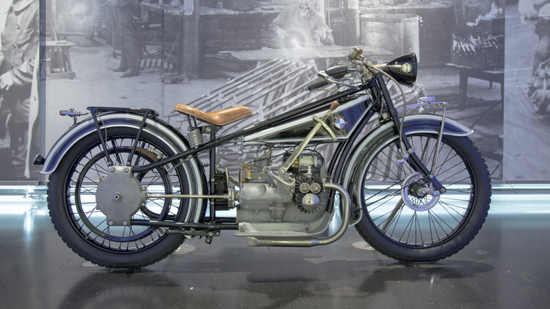 spoke, stationary, 5K, bicycle, mode of transportation, close-up, no people, tire, car wheel, alloy wheel, street, city, land vehicle, headlight, motorcycle