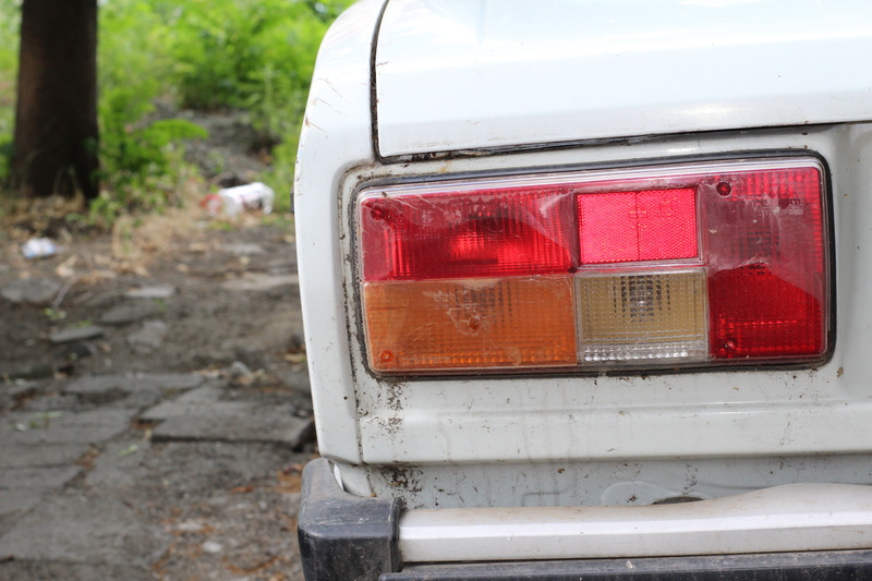 close-up, white color, tail light, transportation, land vehicle, white, metal, stop, red, wheel, outdoors, mode of transportation, no people, russia, 5K