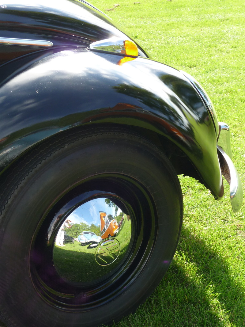 reflect, high angle view, rim, Pretzel, one person, day, real people, green color, mature, 2K, motor vehicle, sunlight, Vw Beetle, car, land Vehicle, chrome plated