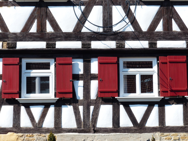 architectural column, hauswand, well maintained, clean, maintained, railing, side by side, sky, no people, roof, red, outdoors, home, connection, built structure