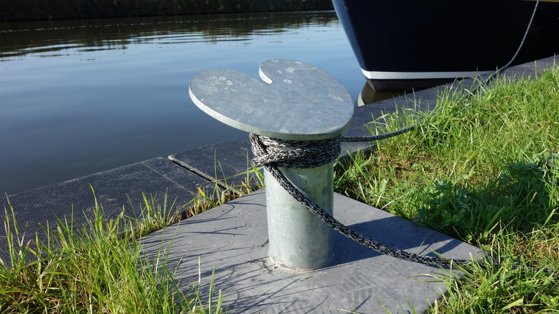 water, post, marrekrite, metal, rope, bollard, building, green color, pier, growth, no people, day, nautical vessel, scaffolding, connection, sunlight