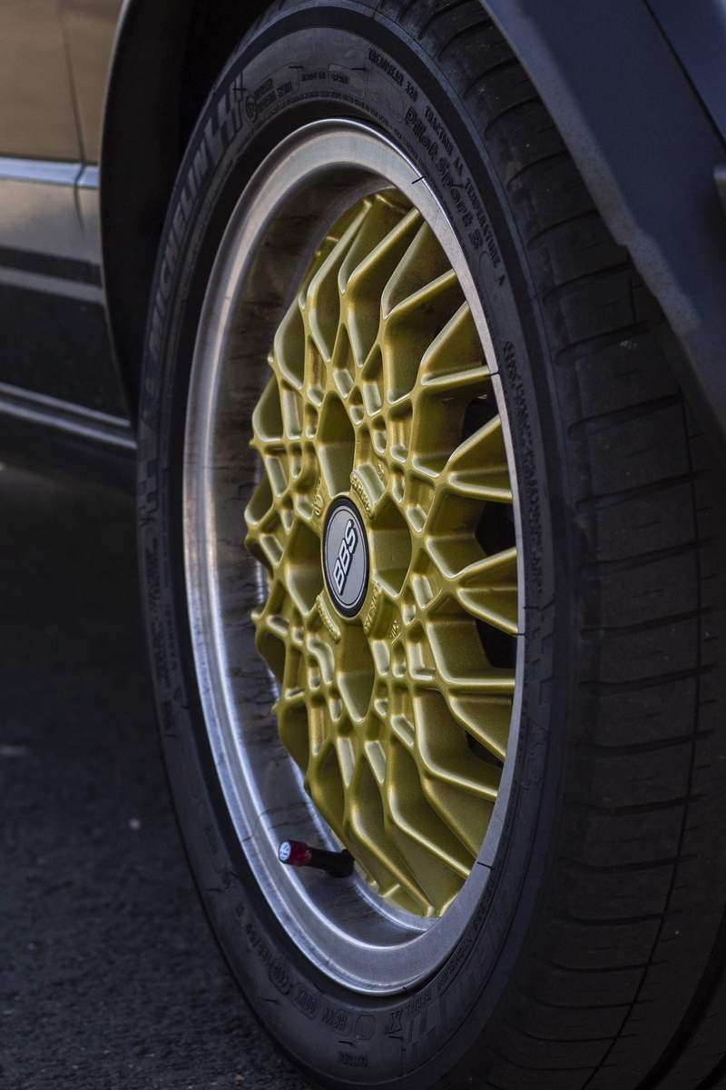 car wheel, close-up, tire, brake, mammal, animal, vehicle part, french bulldog, hubcap, cable, geometric shape, axle, wealth, headlight, road, mode of transportation