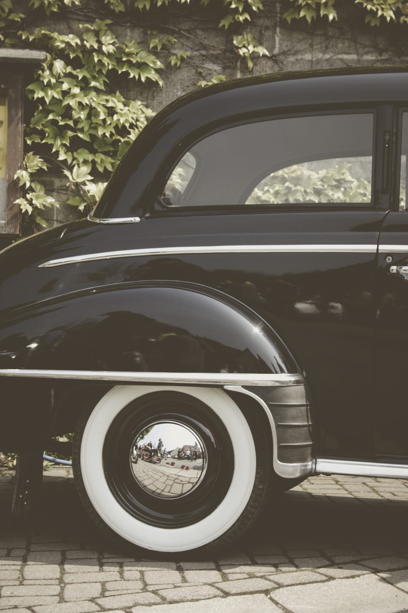 travel, sunlight, tire, retro styled, automobile, gear, axle, tree, car trunk, wheel, black, car wheel, vehicle, brake, spoke, transportation, garage, plant
