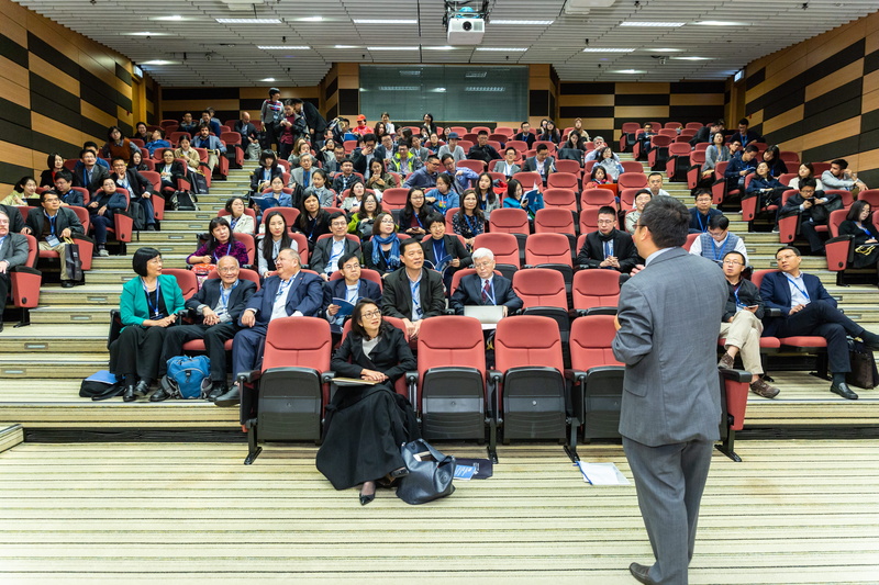 crowd, adult, man, mature adult, full length, group of people, front, standing, real people, large group of people, people, seat, chairs, auditorium, women
