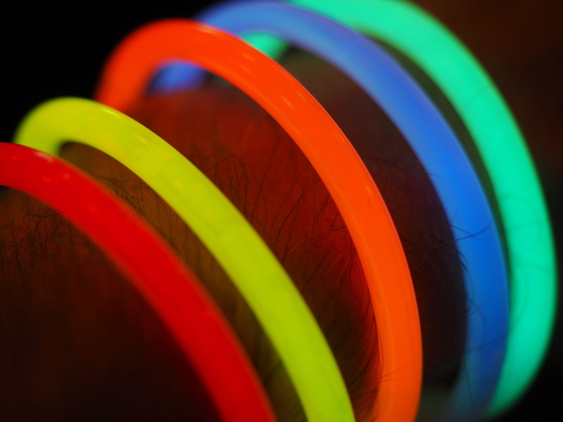 glow stick, choice, selective focus, color, backgrounds, knallbunt, red, shining, lighting, no people, vibrant color, group of objects, close-up, indoors