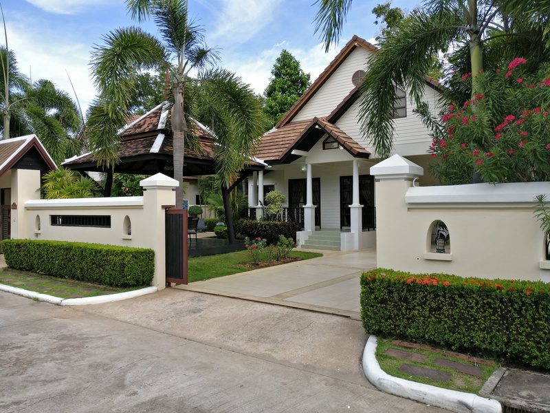 modern, front or back yard, roof tile, no people, architectural column, 4K, plant, day, sky, garage, hedge, tree, palm tree, bungalow, outdoors, growth
