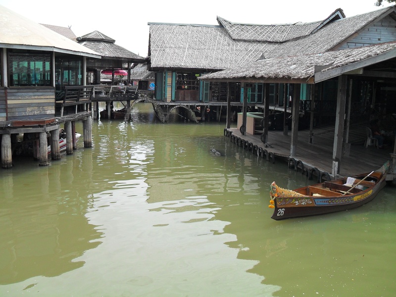 market, river, 2K, floating, outdoors, transportation, building, mode of transportation, stilt house, pattaya, reflection, architecture, incidental people