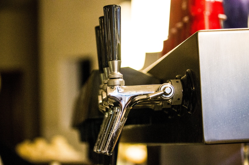 focus on foreground, hahn, alcoholic, tavern, beer pub, sewing machine, brewery, equipment, half a beer, selective focus, brow, 4K, tap, bar, by beer