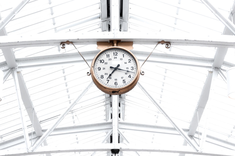 agency, equipment, train, minimal, white, close-up, visual, accuracy, gare, time, work, station, product, number, simple, gold, low angle view, background