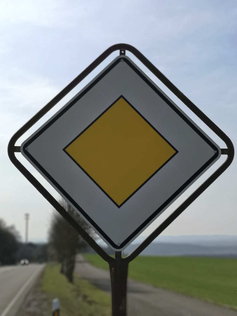 direction, note, priority, metal sign, traffic sign, transportation, outdoors, focus on foreground, nature, blank, road warning sign, road, day, yellow