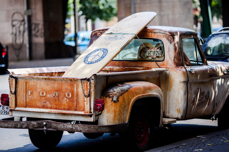 parked, roadside, 5K, truck, obsolete, street, outdoors, surf, deterioration, city, white, vehicle, ford, run-down, graffiti, daytime, abandoned, vintage