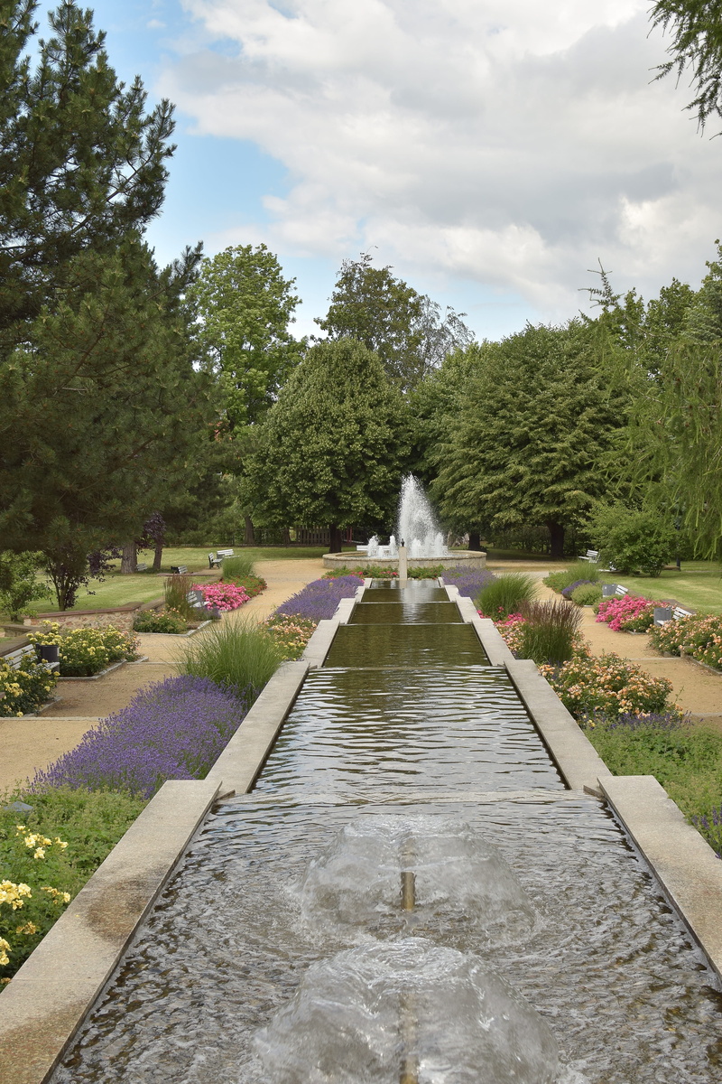 beauty in nature, green color, fountain, green area, architecture, park, plant, flowing water, 5K, no people, day, park - man made space, growth, water