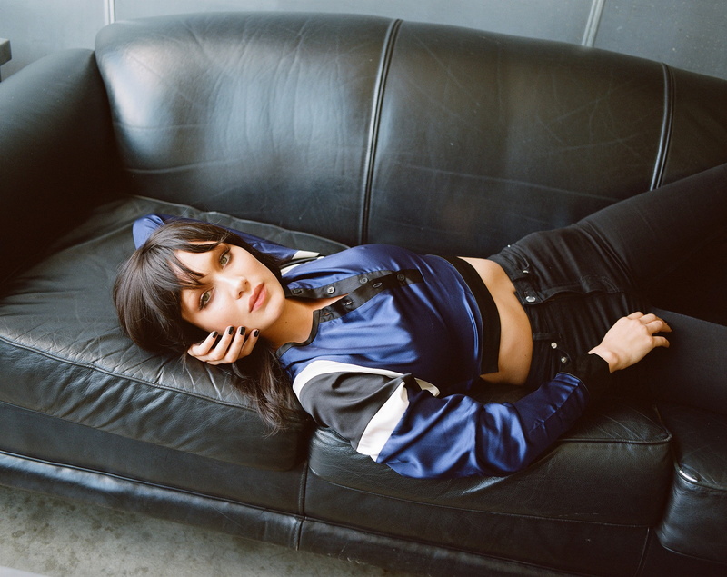 hadid, look, 1080P, Bella Hadid, blue, pose, photographer, brunette, model, Beth Garrabrant, women, lying on the couch, jacket, bella, black, s, Nylon